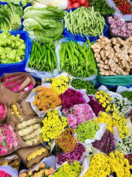 昆明菜市场，蔬果鲜花同卖较常见 本文均为?敢于胡乱 供图